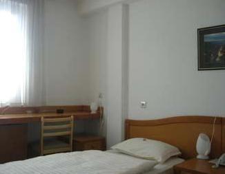 Omega Ambasador Hotel Szarajevó Szoba fotó